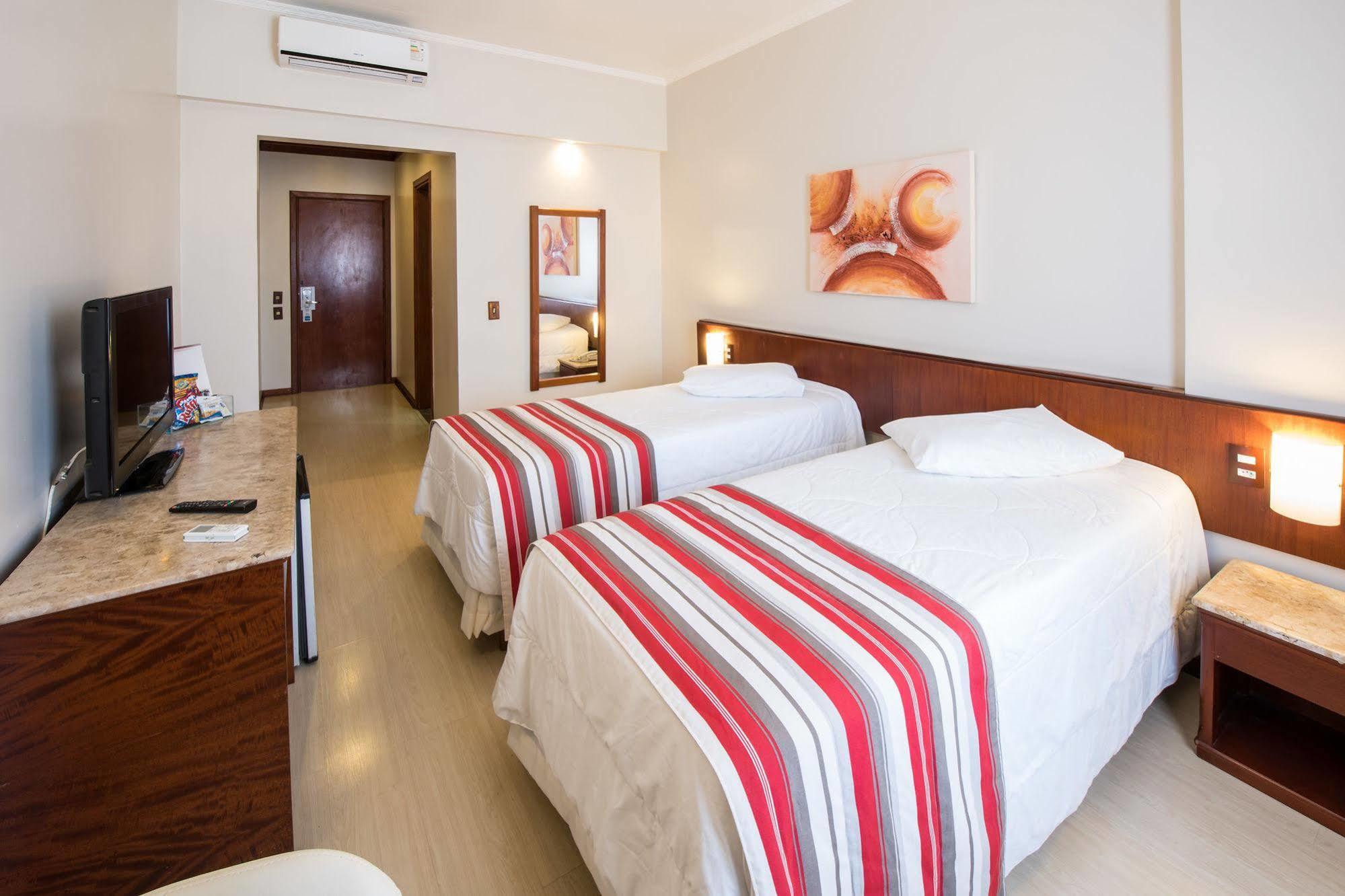 Hotel Carlton Plaza Pocos de Caldas Bagian luar foto