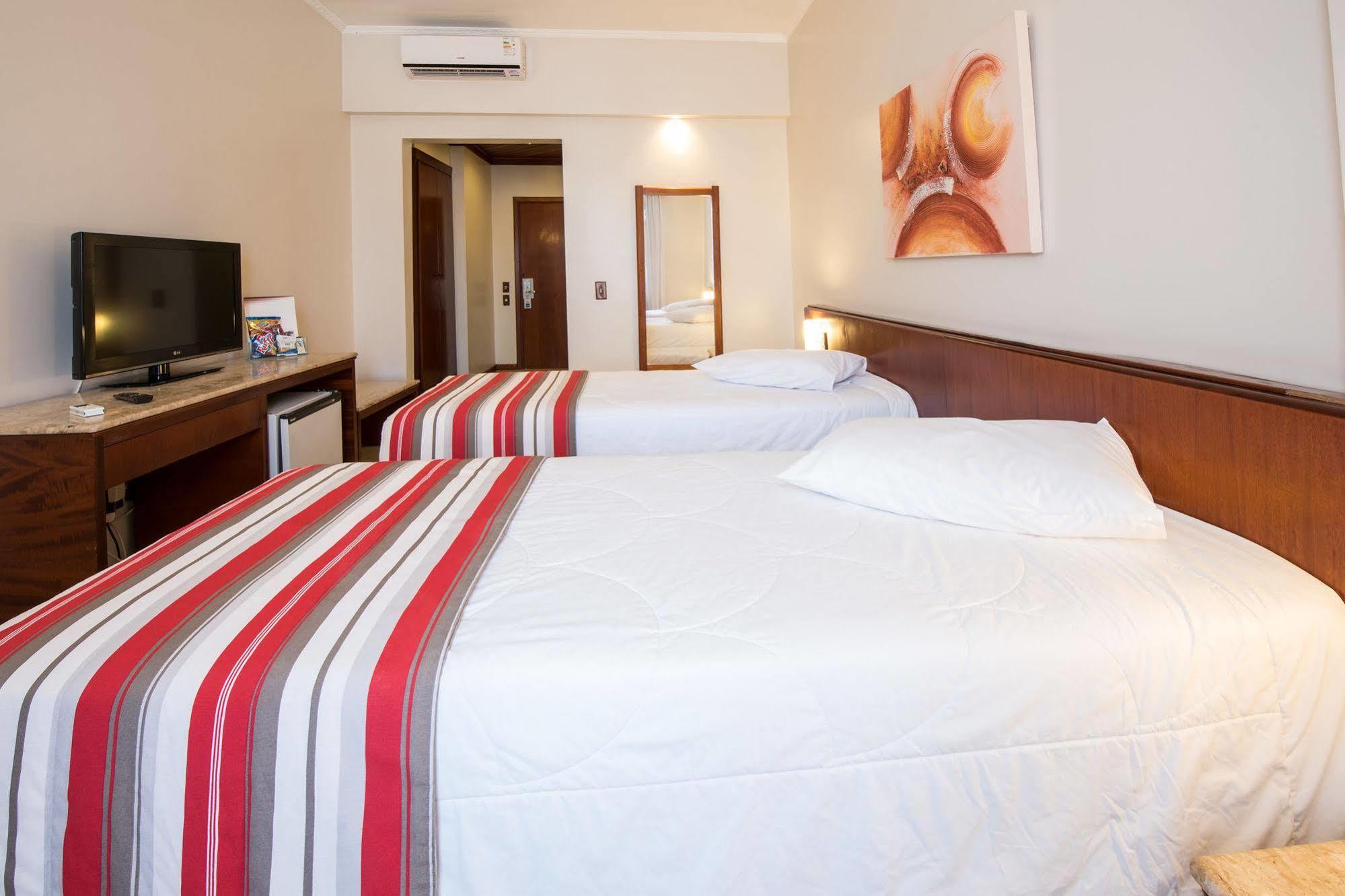 Hotel Carlton Plaza Pocos de Caldas Bagian luar foto