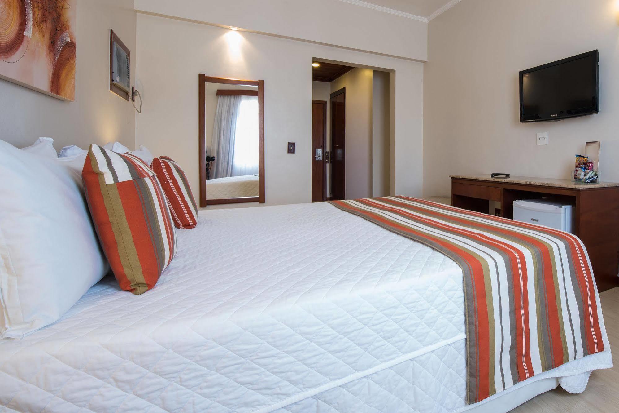 Hotel Carlton Plaza Pocos de Caldas Bagian luar foto